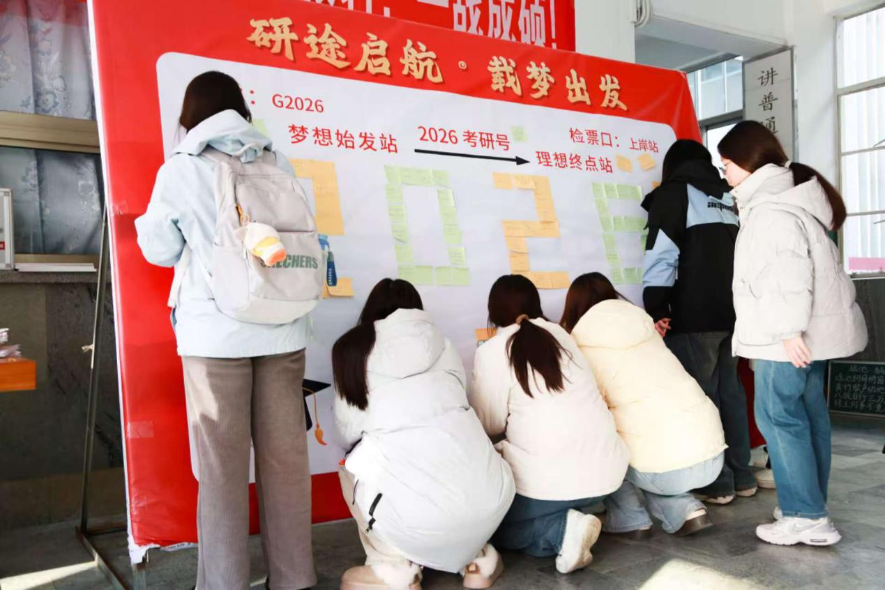 一群人站在商店门口AI 生成的内容可能不正确。